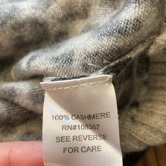 Design History 100/% Cashmere Animal Print V-Neck Sweater Medium Gray/Black - Picture 4 of 5